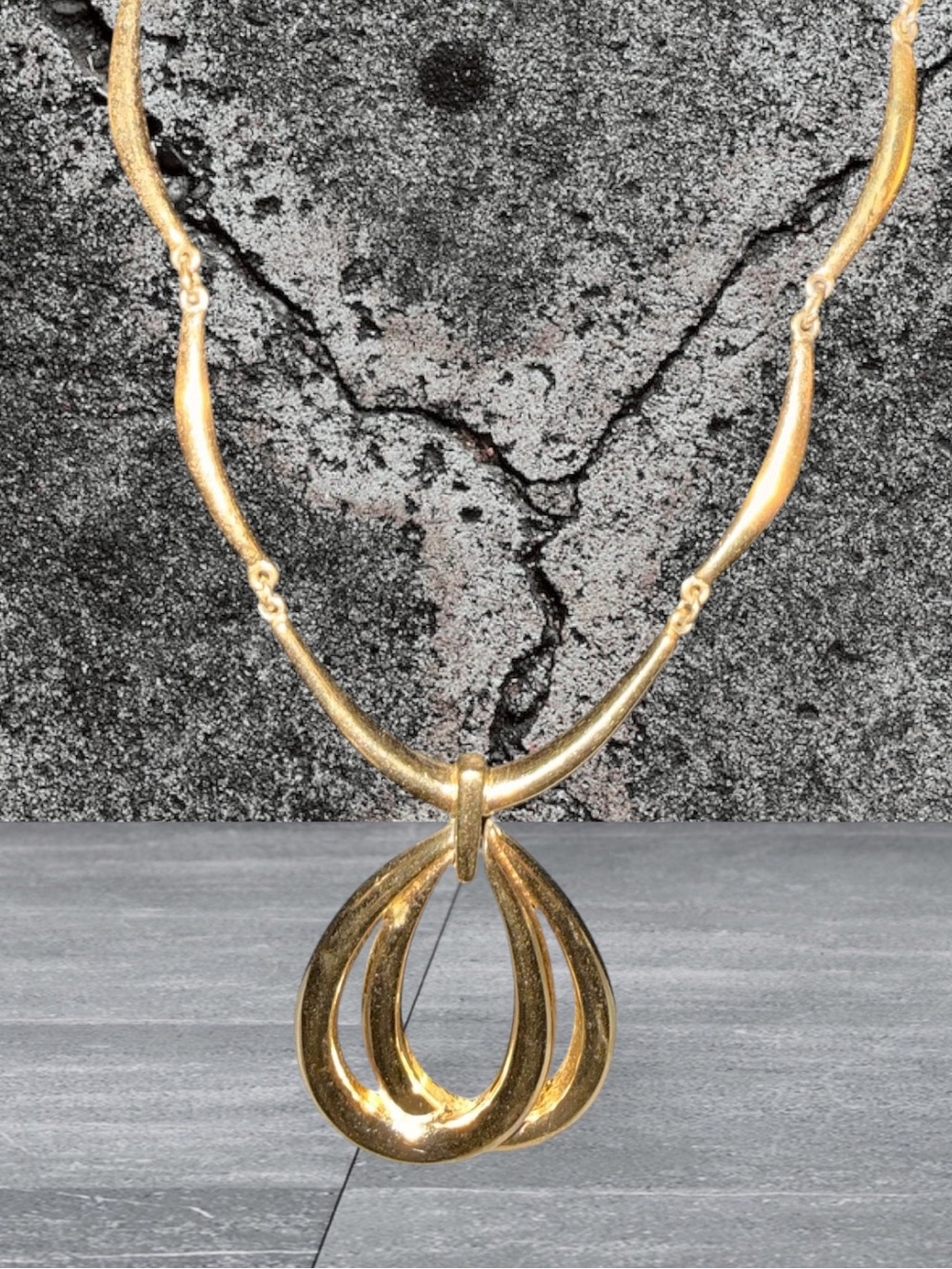 Vintage Crown Trifari Gold Tone Modernist Open Teardrop Pendant Necklace 18”